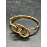 A 9ct gold bangle with knotted design (Total weight 10.6g)