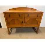 An oak sideboard on turned legs (H97cm W124cm D43cm)