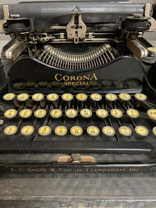 A Vintage Corona typewriter by the J C Smith & Corona Typewriter Inc - Image 3 of 3