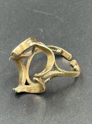 A scrap 9ct gold ring (5g)
