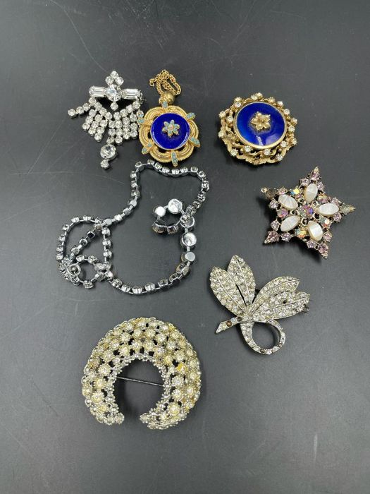 A small selection of quality costume jewellery - Image 2 of 2