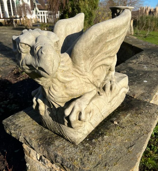 A pair of Griffin garden gate keepers (H40cm W50cm D26cm) - Image 4 of 4