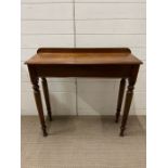 A mahogany console table or hall table on turned legs (H88cm W91cm D32cm)