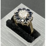 A 9ct gold daisy style ring