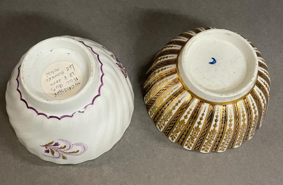 A gilded Worcester tea bowl and a Worcester 1800-1809 tea bowl - Image 3 of 3