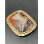 A untested gold and agate brooch (AF there is a crack to the stone)