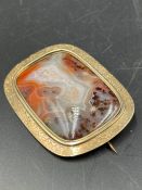 A untested gold and agate brooch (AF there is a crack to the stone)