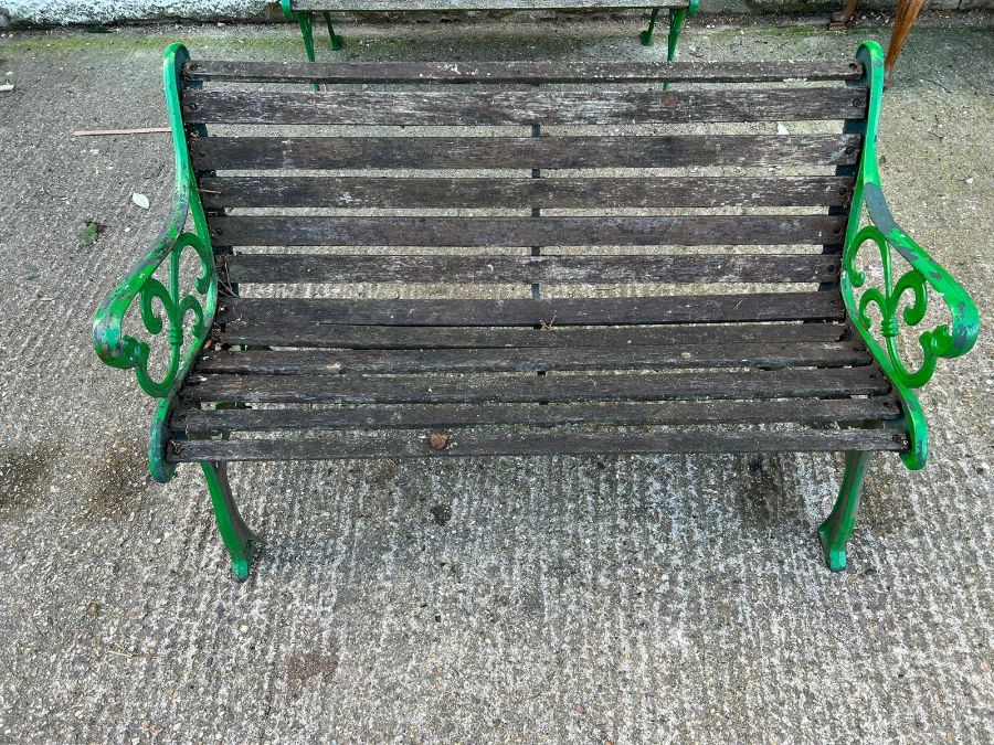 A garden bench with ornate scroll metal ends AF (H71cm W128cm D55cm SH40cm)