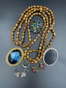 A small volume of quality costume jewellery