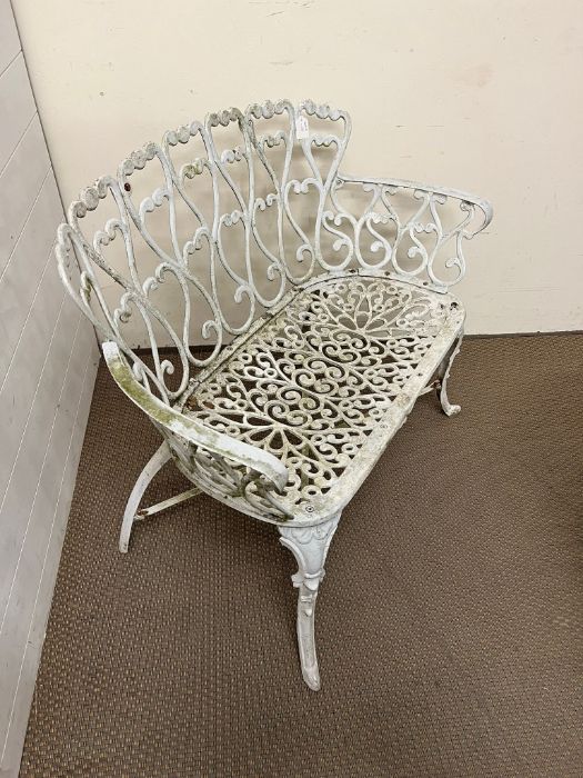 A white metal garden bench with circular coffee table (Bench H82cm W96cm D43cm) - Image 4 of 4