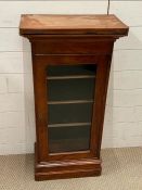 A slim mahogany side cabinet (H95cm W46cm D26cm)