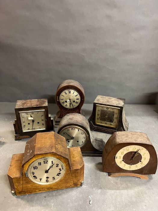 An assortment of six various mantel clocks AF - Image 4 of 5