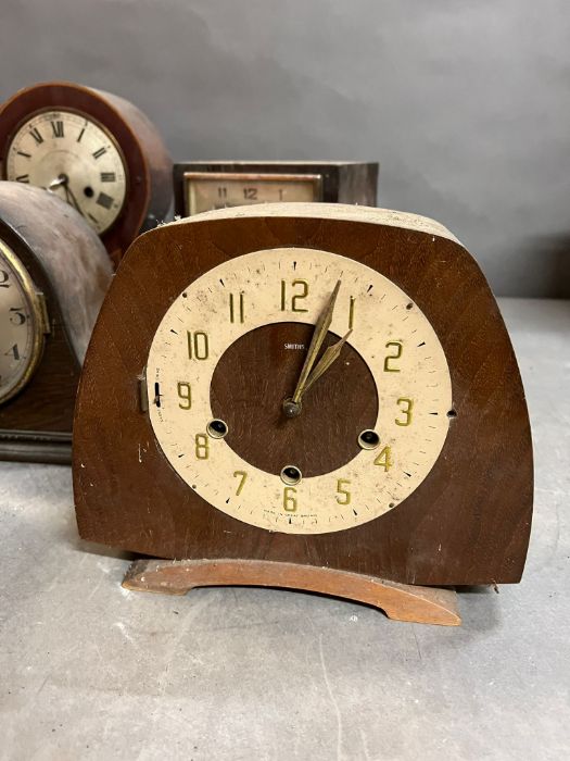 An assortment of six various mantel clocks AF - Image 2 of 5