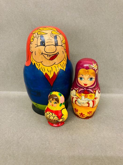 Two nesting dolls and a magnet