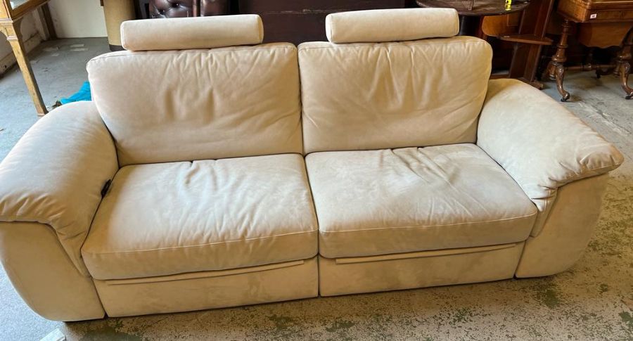 A Natuzzi Italian sofa. Soft leather recliner H 73-94cm x SH 43cm x D 100cm x W190 cm - Image 2 of 6