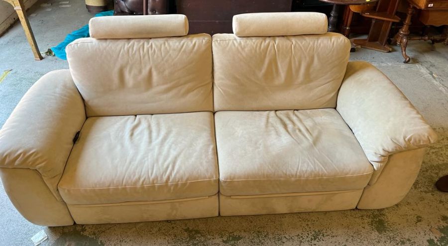 A Natuzzi Italian sofa. Soft leather recliner H 73-94cm x SH 43cm x D 100cm x W190 cm - Image 3 of 6