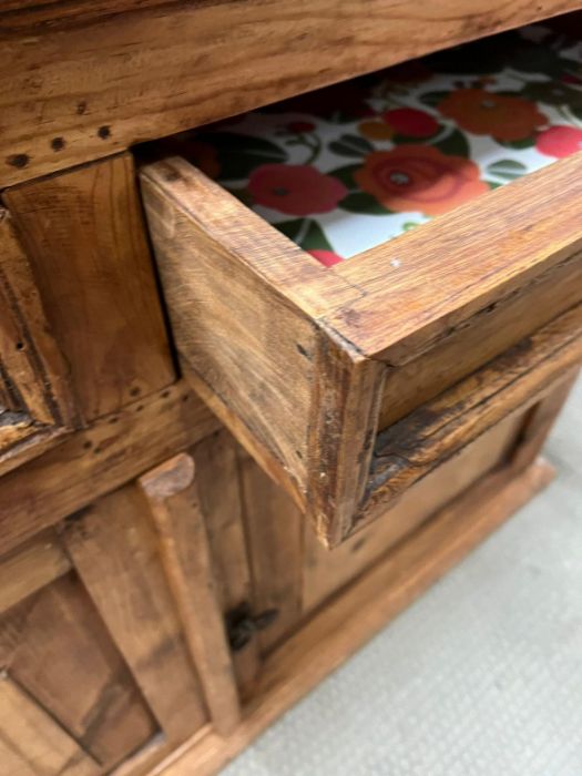 A pine dresser with iron work, Arts and Craft style handles and open plate rack - Image 4 of 4