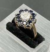 A 9ct gold daisy style ring