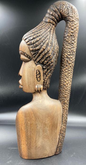 An African carved wooden sculpture of a women (H48cm) - Image 3 of 3