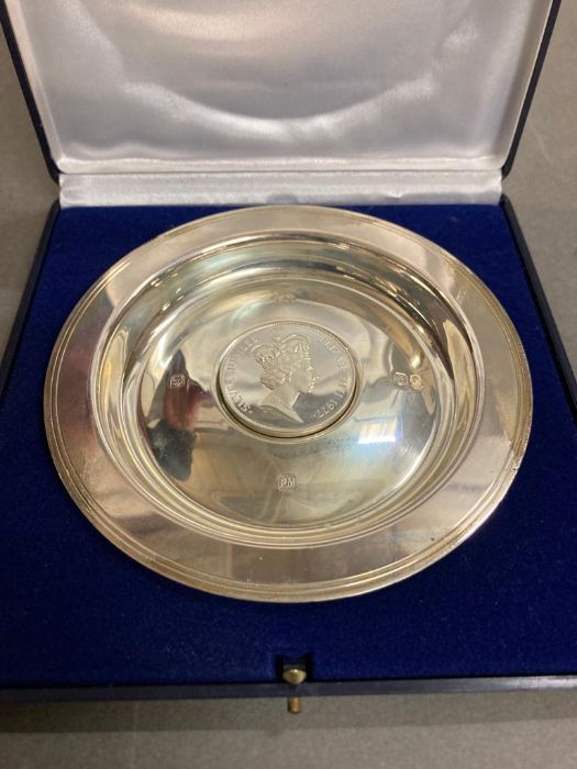 A Limited edition Silver Jubilee silver, hallmarked plate by Pobjoy Mint. (Approximate Weight 127g)