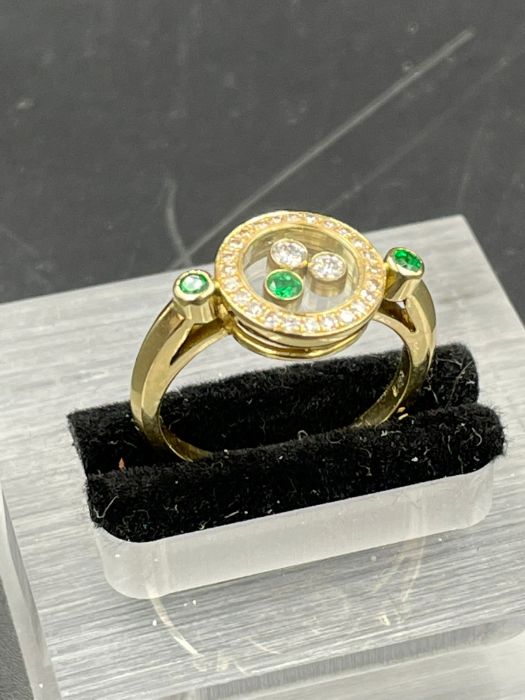 A Contemporary ring with floating diamonds and emeralds (Approximate Size N 1/2) - Image 2 of 3