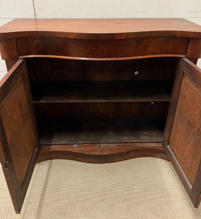 A mahogany side cabinet with serpentine front (H88cm W107cm D40cm) - Image 4 of 4
