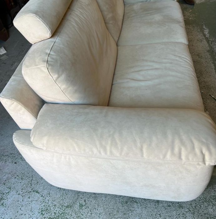 A Natuzzi Italian sofa. Soft leather recliner H 73-94cm x SH 43cm x D 100cm x W190 cm - Image 6 of 6