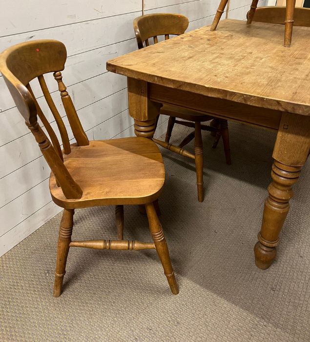 An antique pine kitchen farmhouse table and four chairs (H78cm W122cm D74cm) - Image 2 of 4