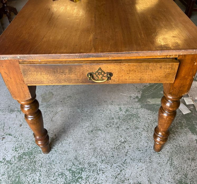 A large farmhouse oak table with turned legs and drawers to each end (H78cm W200cm D84cm) - Image 3 of 3