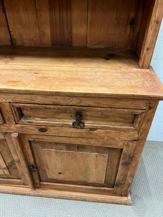 A pine dresser with iron work, Arts and Craft style handles and open plate rack - Image 2 of 4