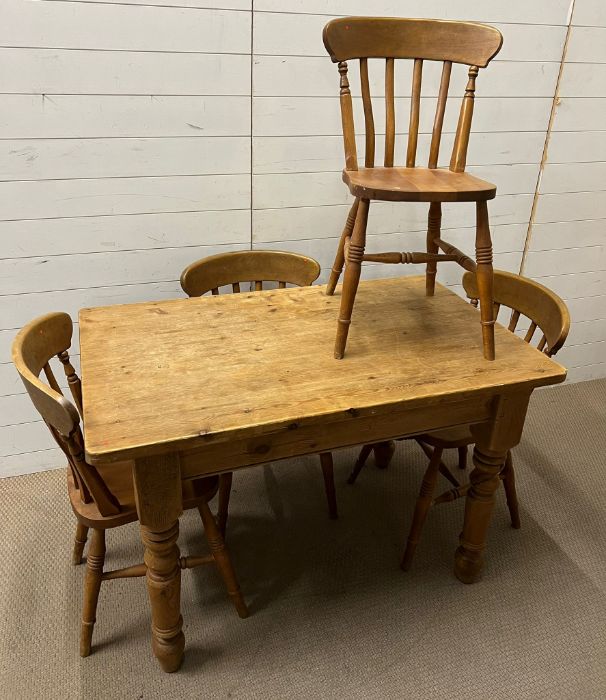 An antique pine kitchen farmhouse table and four chairs (H78cm W122cm D74cm) - Image 3 of 4