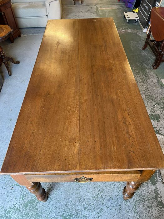 A large farmhouse oak table with turned legs and drawers to each end (H78cm W200cm D84cm) - Image 2 of 3