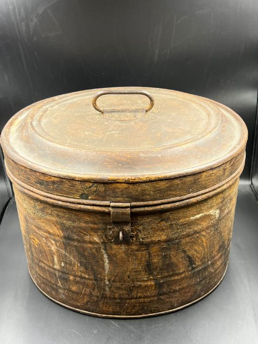 A Victorian tin hat box H28cm W42cm - Image 2 of 5