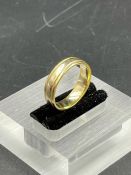 An 18ct gold wedding band (Approximate size M 1/2)