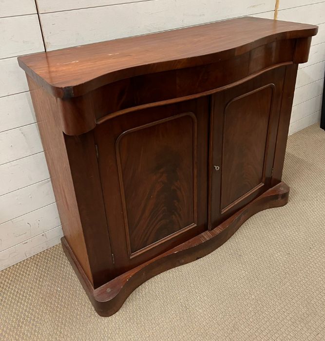 A mahogany side cabinet with serpentine front (H88cm W107cm D40cm) - Image 2 of 4