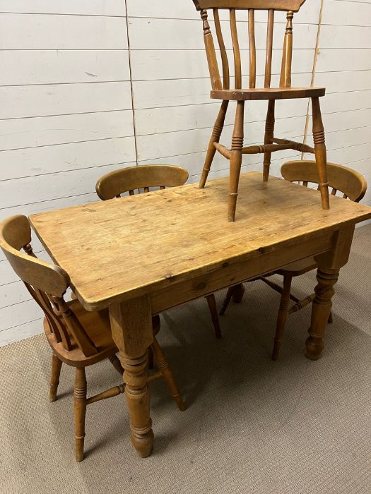An antique pine kitchen farmhouse table and four chairs (H78cm W122cm D74cm) - Image 4 of 4