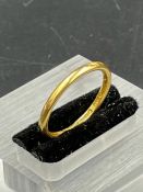 A 22ct gold wedding band (Approximate size M 1/2)
