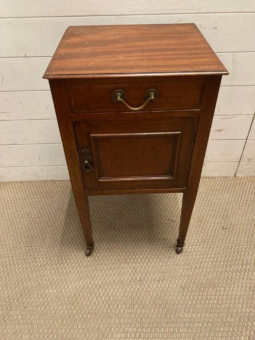 An Edwardian mahogany bedside (H71cm W41cm D37cm)