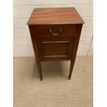 An Edwardian mahogany bedside (H71cm W41cm D37cm)