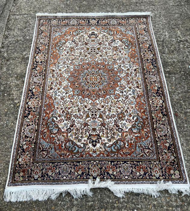 An Indian hand knotted silk rug - Image 4 of 5