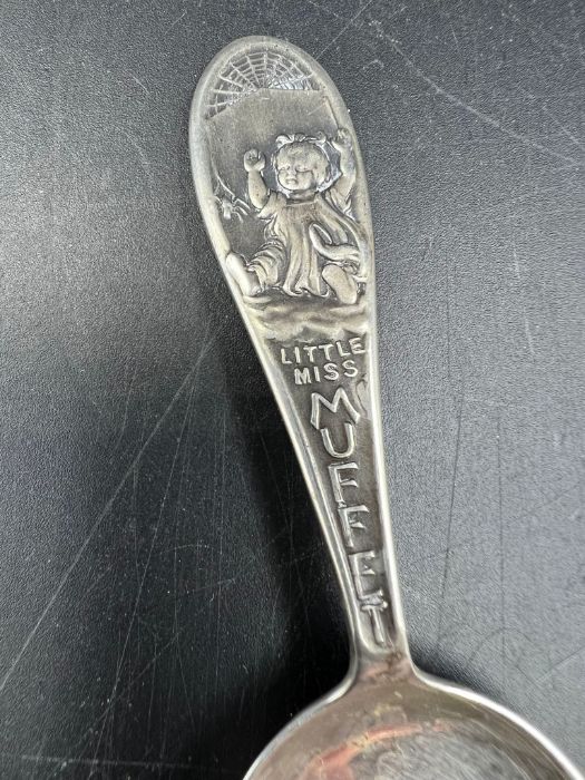 A silver caddy spoon or nursey spoon featuring "Little Miss Muffat" Chester 1962 (19.8g) - Image 4 of 5