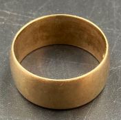 A 9ct gold wedding band (Approximate total weight 5.4g)