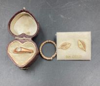 A small selection of 9ct gold jewellery (Approximate weight 3g)