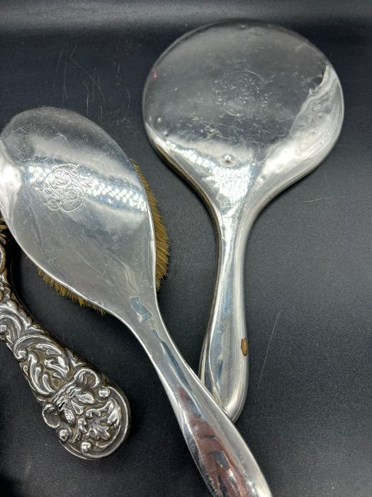 A selection of four silver backed dressing table brushes and mirrors, two of each. (1.155g) - Image 3 of 8