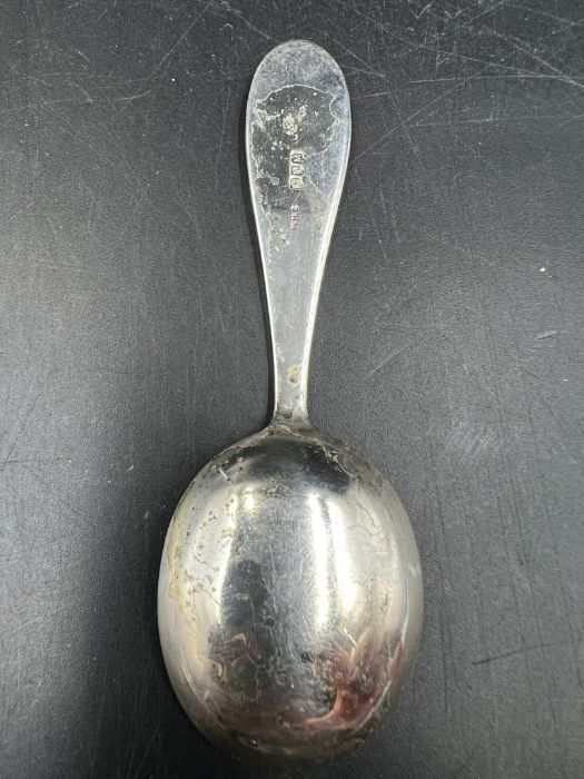 A silver caddy spoon or nursey spoon featuring "Little Miss Muffat" Chester 1962 (19.8g) - Image 5 of 5