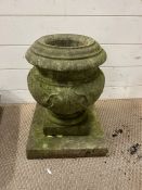 A weathered marble garden urn on plinth (H44cm)