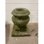 A weathered marble garden urn on plinth (H44cm)