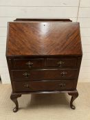 A mahogany bureau fall front opening to pigeon holes (H107cm W77cm D46cm)
