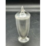 A silver pepper pot by Sanders & Mackenzie, hallmarked for Birmingham 1946 (90g)