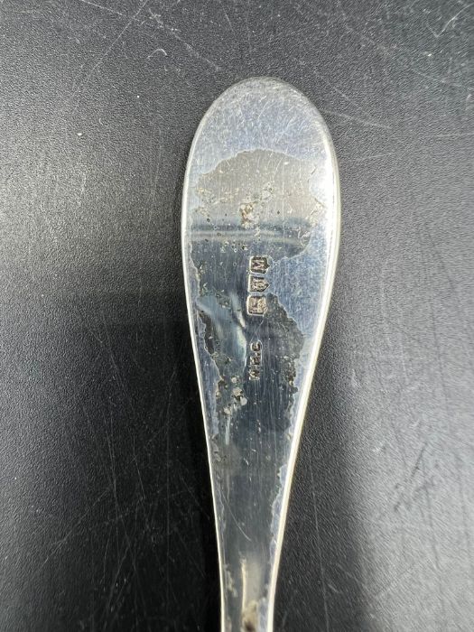 A silver caddy spoon or nursey spoon featuring "Little Miss Muffat" Chester 1962 (19.8g) - Image 3 of 5